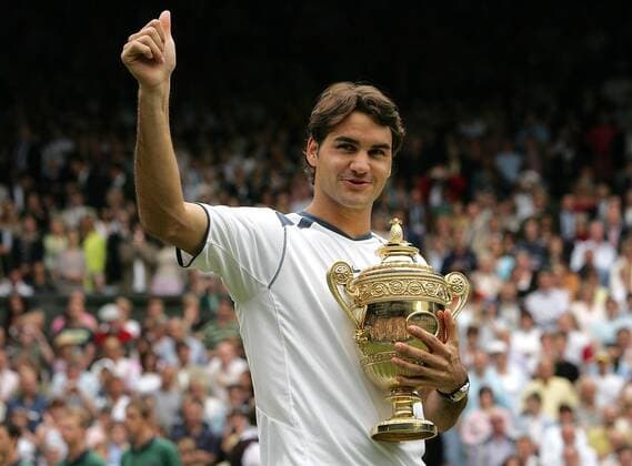 Wimbledon Sieger Roger Federer (Schweiz) mit seiner Trophäe Tennis Herren All England Championships 2005, Grand Slam, ATP Tour, Finale, Endspiel Einzelbild Wimbledon London Freude,