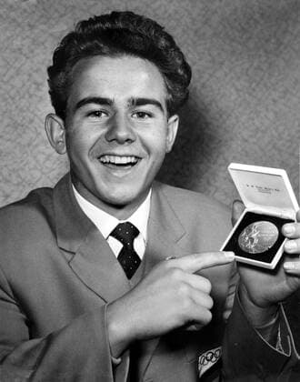 Wolfgang Behrendt, 85. Geburtstag am 14. Juni Olympiasieger Wolfgang Behrendt (DDR) präsentiert seine Goldmedaille der Olympischen Sommerspiele 1956 in Melbourne Boxen OS Sommer Herren Boxsport 1956, Amateurboxen, Bantamgewicht, Olympische Spiele, Vneg, Vsw Porträt Shooting, Fotoshooting, Fototermin Berlin