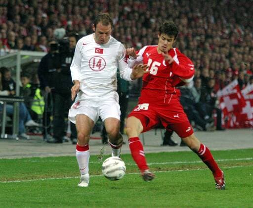 Serkan Balci (Türkei, li.) gegen Tranquillo Barnetta (Schweiz) Fußball Länderspiel Herren Weltmeisterschaftsqualifikation 2005, Qualifikation, Länderspiel, Relegation, Schweiz - Türkei 2:0 Gruppe Bern Dynamik, 