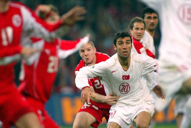 Hakan Sükür (Türkei, vorn) gegen Phillippe Senderos (Schweiz) Fußball Länderspiel Herren Weltmeisterschaftsqualifikation 2005, Qualifikation, Länderspiel, Relegation, Schweiz - Türkei 2:0 Gruppe Bern Dynamik, 
