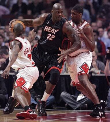 Shaquille O Neal (Miami Heat, Mitte) gegen Ben Gordon (li.) und Michael Sweetney (beide Chicago Bulls) -  (CHI2006042710) Basketball Herren NBA 2005 2006, Chicago Bulls - Miami Heat 109:90, Play Off, Offs, Playoff, Playoffs, Gruppe Chicago Dynamik,