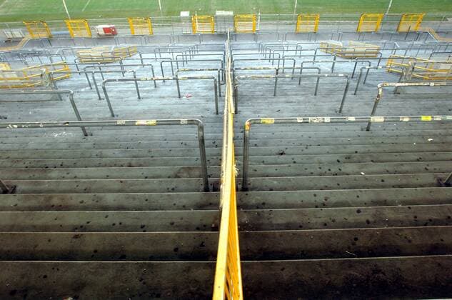 Von der Stehplatztribüne im Signal Iduna Park, Heimstätte von Borussia Dortmund und Spielstätte der FIFA Weltmeisterschaft 2006, gelangt man im Notfall über die Fluchttore in den Innenraum Fußball Herren Saison 2005 2006, BVB, Vorschau Weltmeisterschaft, World Cup, Stadionstory, Fotostory, Vdig Totale FIFA Worldcup Stadium, Sicherheit Dortmund, Austragungsort, Austragungsorte, Reihe Leere,