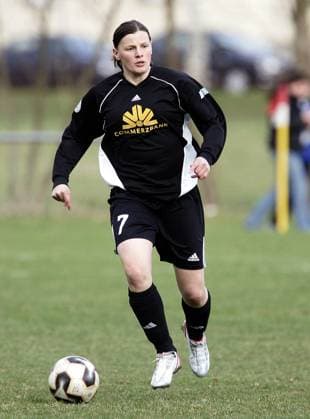 Pia Wunderlich (Frankfurt) am Ball Fußball 1. BL Damen Saison 2005 2006 Frauen, Frauenfussball 1.FFC Frankfurt Einzelbild Freiburg Dynamik,