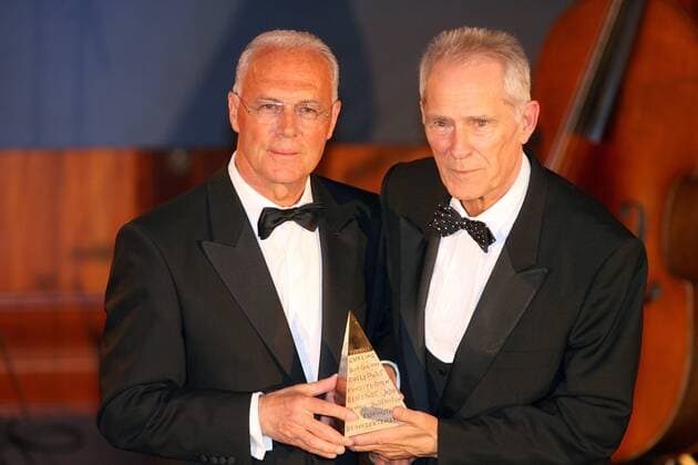 Franz Beckenbauer (li.) bekommt von Hans Wilhelm Gaeb (Vorstandsvorsitzender Stiftung Deutsche Sporthilfe, beide Deutschland) die Goldene Sportpyramide verliehen Fußball Herren Goldene Sportpyramide 2006, Stiftung Deutsche Sporthilfe, Gala, Sportgala, Benefiz, Benefizgala, Gruppe Berlin