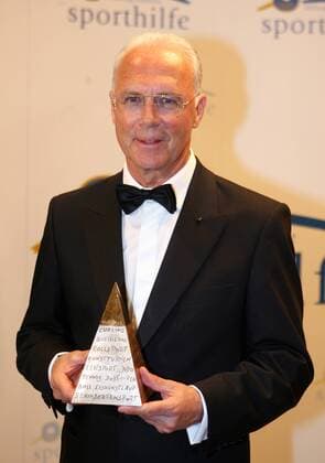 Franz Beckenbauer (Deutschland) mit der Goldenen Sportpyramide Fußball Herren Goldene Sportpyramide 2006, Stiftung Deutsche Sporthilfe, Gala, Sportgala, Benefiz, Benefizgala, Einzelbild Berlin