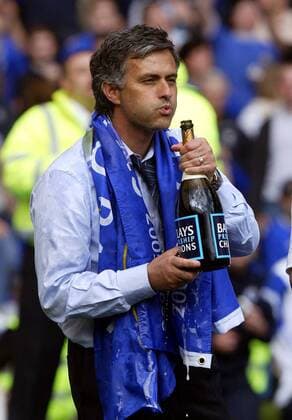 Trainer Jose Mourinho (Chelsea) feiert den Gewinn der englischen Meisterschaft 2006 mit einer Flasche Champagner -  Fußball Herren English Premier League 2005 2006, 1. Englische Liga, Chelsea FC London, Englischer Meister Einzelbild London Freude,