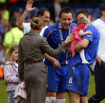 John Terry (Mitte) versucht Coco Luna Patricia, die Tochter von Frank Lampard (re., beide Chelsea) aufzumuntern -  Fußball Herren English Premier League 2005 2006, 1. Englische Liga, Chelsea FC London, englischer Meister Gruppe London Freude,