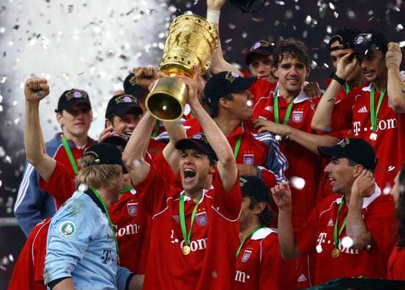 Michael Ballack (Mitte) präsentiert stellvertretend für sein Team den DFB Pokal; daneben: Torwart Oliver Kahn (li.) und Roy Makaay, dahinter v. re.: Claudio Pizarro, Owen Hargreaves, Otto, Julio dos Santos, Demichelis und Schweinsteiger (alle Bayern) Fußball 1. BL Herren DFB Pokal 2005 2006, Pokalspiel, Finale, Endspiel, Pokalfinale, Pokalendspiel, FC Bayern München Gruppe Berlin Freude,