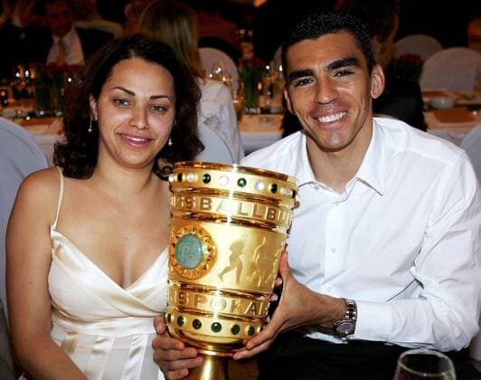 Lucio (Bayern) mit Ehefrau Dione und DFB Pokal anläßlich des Banketts zum Pokalsieg 2005 2006 Fußball Herren DFB Pokal 2005 2006, Pokalspiel, Endspiel, Finale, Pokalfinale, Pokalendspiel, FC Bayern München Gruppe Berlin
