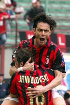 Torschütze Filippo Inzaghi (obenauf) jubelt mit Marek Jankulovski (beide Milan) - Fußball Herren Serie A 2005 2006, 1. Italienische Liga, AC Mailand Gruppe Mailand Begeisterung, Freude,