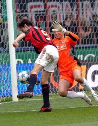 Filippo Inzaghi (Milan, li.) gegen Torwart Marco Amelia (Livorno) - Fußball Herren Serie A 2005 2006, 1. Italienische Liga, AC Mailand - AS Livorno 2:0 Gruppe Mailand Dynamik, Kampf,
