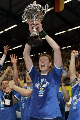 Volker Zerbe (Lemgo) präsentiert den EHF Pokal Handball EC 3 Herren EHF Cup 2005 2006, Europapokal, Europacup, Finale, Endspiel, TBV Lemgo Einzelbild Lemgo Freude, Begeisterung,