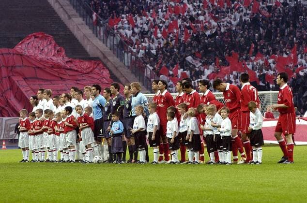 Mannschaften von Frankfurt (li.) und Bayern sowie das Schiedsrichtergespann stehen für das Pokalfinale 2006 bereit Fußball Herren DFB Pokal 2005 2006, Pokalspiel, Finale, Endspiel, Pokalfinale, Pokalendspiel Totale Kind, Kinder, Fußballkind, Fußballkinder, Ball Berlin