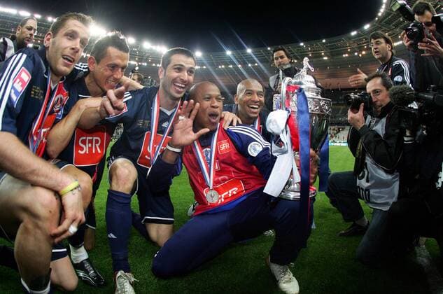Fabrice Pancrate (Mitte) bejubelt mit Paulo Cesar (hi.), Pauleta (3.v.li.), Christophe Landrin (2.v.li.) und Sylvain Armand (alle Paris St. Germain) den französischen Pokalsieg 2006 -  (pan13865) Fußball Herren Coupe de France 2005 2006, Französischer Pokal, Pokalspiel, Finale, Endspiel, Pokalfinale Gruppe Feier, feiern, Siegesfeier, Paris, Medien, Medieninteresse Freude, Begeisterung,  