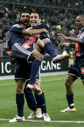 Pauleta (Mitte), Carlos Bueno (hi.) und Vikash Dhorasoo (alle Paris St. Germain) bejubelt lautstark den französischen Pokalsieg 2006 -  (pan13867) Fußball Herren Coupe de France 2005 2006, Französischer Pokal, Pokalspiel, Finale, Endspiel, Pokalfinale Gruppe Paris Freude, Begeisterung,  