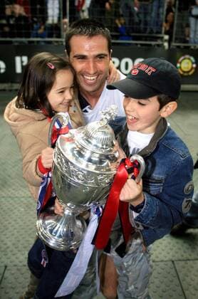 Pauleta (Paris St. Germain) jubelt mit seinen Kindern über den französischen Pokalsieg 2006 -  (pan13866) Fußball Herren Coupe de France 2005 2006, Französischer Pokal, Pokalspiel, Finale, Endspiel, Pokalfinale Gruppe Paris Freude,  