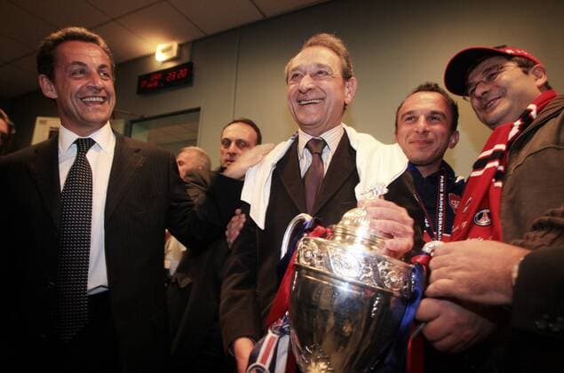 Bertrand Delanoe (Parti Socialiste, Mitte), Bürgermeister von Paris und der französische Innenminister Nicolas Sarkozy (UMP, beide Frankreich) bejubeln den Pokalerfolg von Paris St. Germain -  (pan13866) Fußball Herren Coupe de France 2005 2006, Französischer Pokal, Pokalspiel, Finale, Endspiel, Pokalfinale Gruppe Kommunalpolitiker, Lokalpolitik, Lokalpolitiker Paris, Minister Freude,  