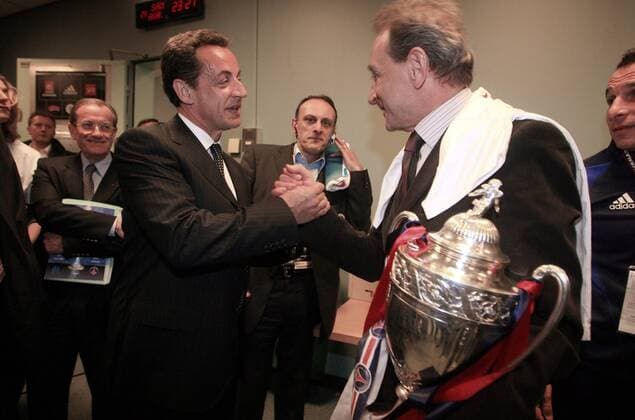 Bertrand Delanoe (Parti Socialiste, re.), Bürgermeister von Paris und der französische Innenminister Nicolas Sarkozy (UMP, beide Frankreich) bejubeln den Pokalerfolg von Paris St. Germain -  (pan13866) Fußball Herren Coupe de France 2005 2006, Französischer Pokal, Pokalspiel, Finale, Endspiel, Pokalfinale Gruppe Kommunalpolitiker, Lokalpolitik, Lokalpolitiker Paris, Minister, shake hands, shakehands Freude,  