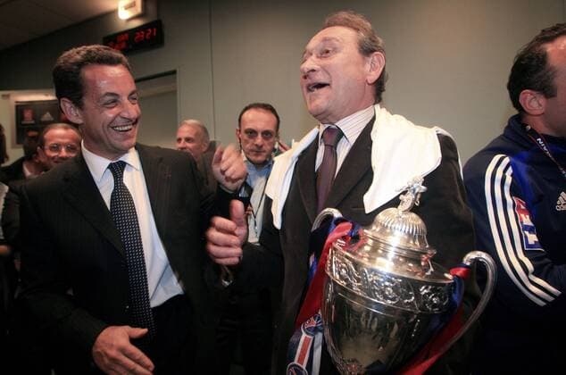 Bertrand Delanoe (Parti Socialiste, re.), Bürgermeister von Paris und der französische Innenminister Nicolas Sarkozy (UMP, beide Frankreich) bejubeln den Pokalerfolg von Paris St. Germain -  (pan13866) Fußball Herren Coupe de France 2005 2006, Französischer Pokal, Pokalspiel, Finale, Endspiel, Pokalfinale Gruppe Kommunalpolitiker, Lokalpolitik, Lokalpolitiker Paris, Minister, Freude,  