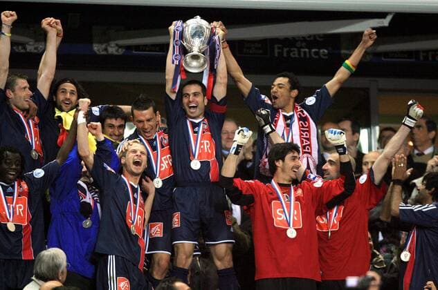 Pauleta (Paris St. Germain, Mitte) stemmt umringt von seinen Mannschaftskollegen, u.a. Edouard Cisse (hi.re.), Torwart Lionel Letizi (vorn) und David Rozehnal (vorn li.), den Französischen Pokal -  (pan13866) Fußball Herren Coupe de France 2005 2006, Französischer Pokal, Pokalspiel, Finale, Endspiel, Pokalfinale Gruppe Schrei, schreien, Jubelschrei, Freudenschrei Paris Freude, Begeisterung,  