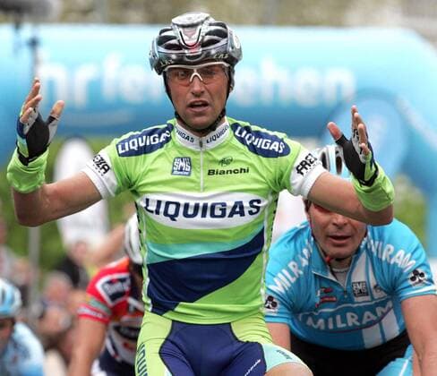 Stefano Garzelli (Italien Liquigas Bianchi) gewinnt das 45. Rennen Rund um den Henninger Turm, dahinter Erik Zabel (Deutschland Milram) Radsport Herren Rund um den Henninger Turm 2006, Straßenradsport, Straße, Rad, Einzelbild Frankfurt M. Freude,
