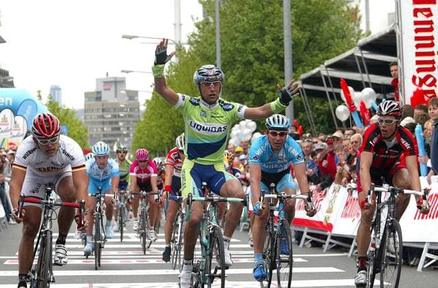 Stefano Garzelli (Italien Liquigas Bianchi, 2.v.li.) gewinnt das 45. Rennen Rund um den Henninger Turm vor Gerald Ciolek (Wiesenhof Akud, li.), Danilo Hondo (Lamonta, re.) und Erik Zabel (alle Deutschland Milram) Radsport Herren Rund um den Henninger Turm 2006, Straßenradsport, Straße, Rad, Gruppe Frankfurt M. Freude,