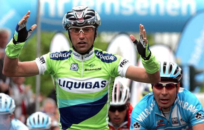 Stefano Garzelli (Italien Liquigas Bianchi, 2.v.li.) gewinnt das 45. Rennen Rund um den Henninger Turm, re. Erik Zabel (Deutschland Milram) Radsport Herren Rund um den Henninger Turm 2006, Straßenradsport, Straße, Rad, Gruppe Frankfurt M. Freude,