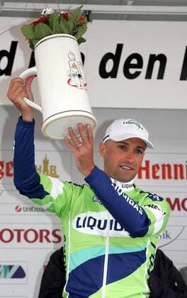 Stefano Garzelli (Italien Liquigas Bianchi), Sieger des 45. Rennens Rund um den Henninger Turm stemmt einen riesigen Bierkrug des Sponsors Henninger Brauerei Radsport Herren Rund um den Henninger Turm 2006, Straßenradsport, Rad, Straße, Einzelbild Frankfurt M. Freude,