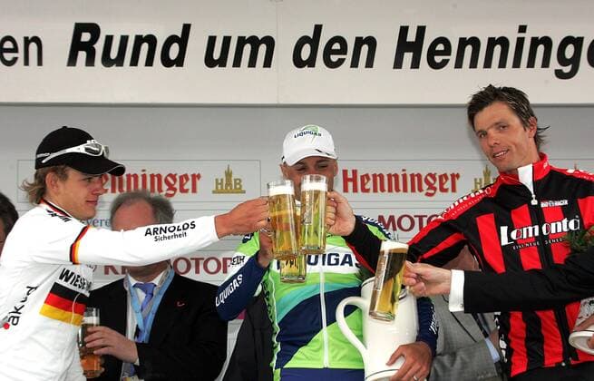 Stefano Garzelli (Italien Liquigas Bianchi, Mitte), Sieger des 45. Rennens Rund um den Henninger Turm stößt mit dem Zweitplatzierten Gerald Ciolek (Wiesenhof Akud, li.) und Danilo Hondo (beide Deutschland Lamonta) auf seinen Erfolg an Radsport Herren Rund um den Henninger Turm 2006, Straßenradsport, Rad, Straße, Gruppe Frankfurt M. Freude,