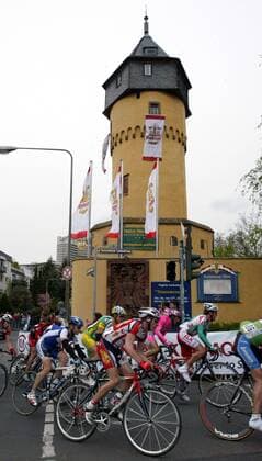 Fahrerfeld passiert die Sachsenhäuser Warte, eine Frankfurter Sehenswürdigkeit Radsport Herren Rund um den Henninger Turm 2006, Straßenradsport, Rad, Straße, Totale Frankfurt M.