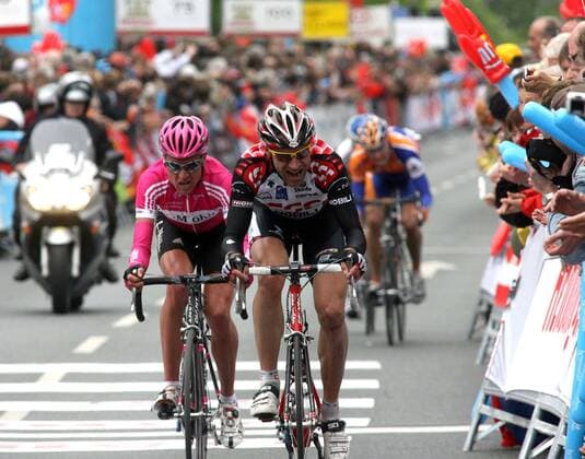 Die beiden Ausreißer Jens Voigt (CSC, re.) und Patrik Sinkewitz (beide Deutschland T Mobile) werden kurz vor dem Ziel eingeholt Radsport Herren Rund um den Henninger Turm 2006, Straßenradsport, Straße, Rad, Gruppe Frankfurt M. Anstrengung