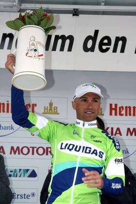 Stefano Garzelli (Italien Liquigas Bianchi), Sieger des 45. Rennens Rund um den Henninger Turm, stemmt einen riesigen Bierkrug des Sponsors Henninger Brauerei Radsport Herren Rund um den Henninger Turm 2006, Straßenradsport, Straße, Rad, Einzelbild Pokal, Trophäe Frankfurt M.