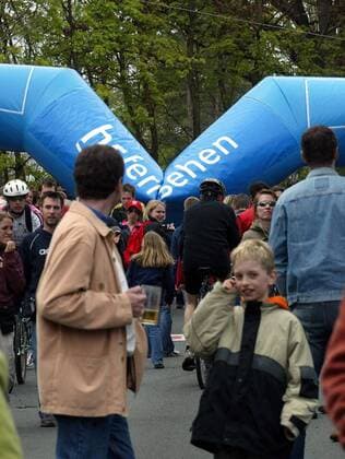 Dem Zielbogen der Bergwertung in Mammolshain geht die Luft aus Radsport Herren Rund um den Henninger Turm 2006, Straßenradsport, Straße, Rad, Totale Frankfurt M.