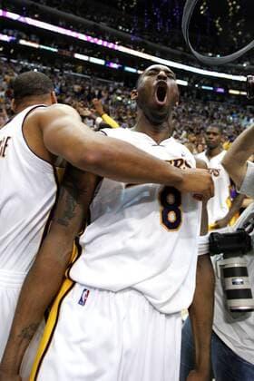 Kobe Bryant (Los Angeles Lakers) - Schlussjubel - (Icon91045694) Basketball Herren NBA 2005 2006, Playoffs, Playoff, Play Offs, Off Gruppe Los Angeles, LA, L.A. Begeisterung, Freude, EDITORIAL USE ONLY