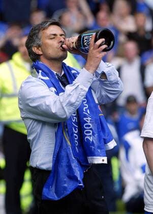 Trainer Jose Mourinho (Chelsea) trinkt einen Schluck Champagner auf die englische Meisterschaft -  Fußball Herren English Premier League 2005 2006, 1. Englische Liga, Chelsea FC London Einzelbild o00 Alkohol London