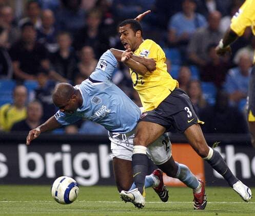Ashley Cole (Arsenal, re.) gegen David Sommeil (Manchester City) - EDITORIAL USE ONLY. No use with unauthorised audio, video, data, fixture lists, club league logos or live services. Online in-match use limited to 120 images, no video emulation. No use in betting, games or single club league player publications. Fußball Herren English Premier League 2005 2006, 1. Englische Liga, Manchester City - Arsenal FC London 1:3 Gruppe Manchester Dynamik,