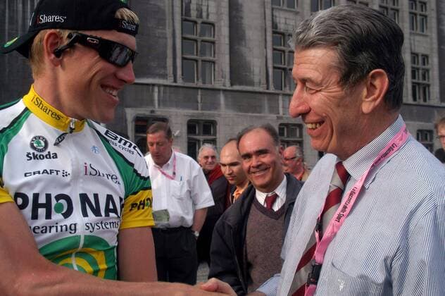 Axel Merckx (Belgien Phonak) begrüßt Radsportlegende Felice Gimondi (Italien) -  Radsport Herren Vorschau 89. Giro dItalia 2006, D Italia, ProTour, Straßenradsport, Straße, Rad Gruppe