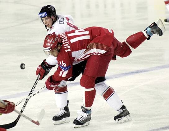 Christoffer Kjaergaard (Dänemark, re.) gegen Sidney Crosby (Kanada) Eishockey WM Herren IIHF Weltmeisterschaft 2006, Nationalmannschaft, Nationalteam, Nationaltrikot, Länderspiel Gruppe Riga
