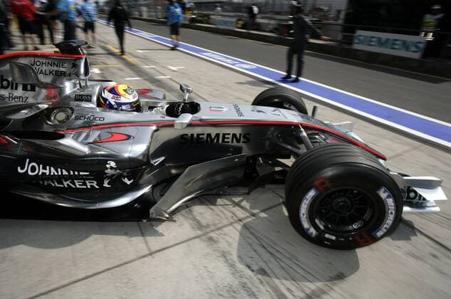 Juan Pablo Montoya (Kolumbien McLaren Mercedes) fährt in seinem Boliden aus der Box Motorsport Grand Prix Herren Großer Preis von Europa 2006, Formel 1 Weltmeisterschaft, F1, F, GP, WM, Qualifying Einzelbild Nürburgring Nürburg