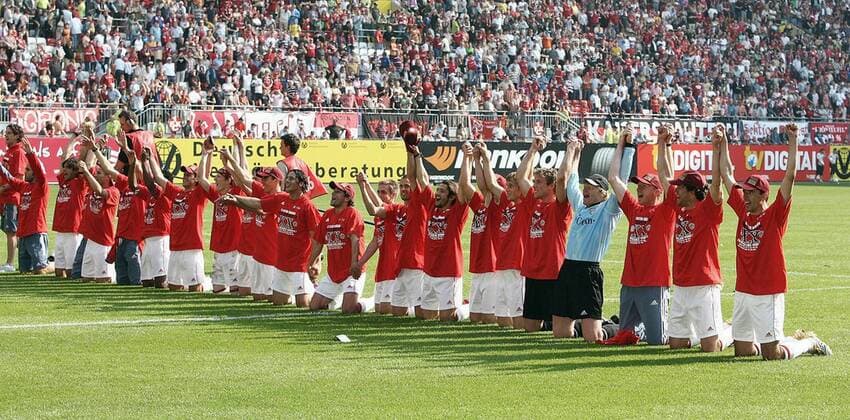 Fußball, FC Bayern München, Deutscher Meister 2006 Die Bayern feiern mit einer La Ola auf Knien die deutsche Meisterschaft 2005 2006 Fußball 1. BL Herren Saison 2005 2006, FC Bayern München, Deutscher Meister, deutsche Meisterschaft, Feier, feiern, Totale Kaiserslautern Freude,