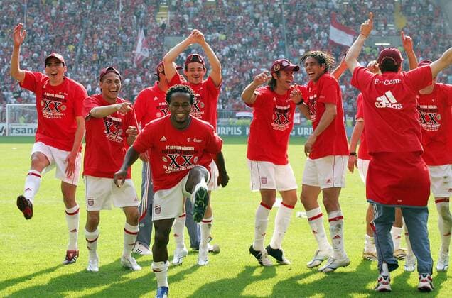 Meisterjubel Bayern, Ze Roberto (vorn) und seine Teamkollegen feiern die deutsche Meisterschaft 2005 2006 Fußball 1. BL Herren Saison 2005 2006, FC Bayern München, Deutscher Meister, Deutsche Meisterschaft, Meisterfeier, Feier Gruppe Kaiserslautern Freude, Begeisterung,