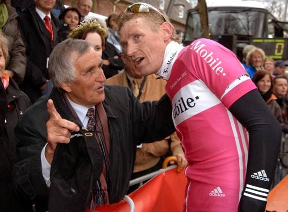 Rolf Aldag (T Mobile) im Gespräch mit Ex Radrennfahrer Hennes Junkermann (beide Deutschland) anlässlich des Abschiedsrennens von Rolf Aldag Radsport Herren Rolf Aldags Abschiedsrennen 2006, Abschied, Straßenradsport, Straße, Rad, Gruppe Ahlen