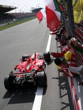 Sieger des GP von Europa 2006 Michael Schumacher (Deutschland Ferrari) fährt mit seinem Boliden an seiner jubelnden Crew vorbei Motorsport Grand Prix Herren Großer Preis von Europa 2006, Formel 1 Weltmeisterschaft, F1, F, GP, WM, Totale Nürburgring Nürburg Begeisterung, Freude,