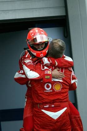 Michael Schumacher (Deutschland, li.) jubelt mit Technikdirektor Ross Brawn (England beide Ferrari) über seinen Sieg beim GP von Europa 2006 Motorsport Grand Prix Herren Großer Preis von Europa 2006, Formel 1 Weltmeisterschaft, F1, F, GP, WM Gruppe Nürburgring Nürburg Freude,