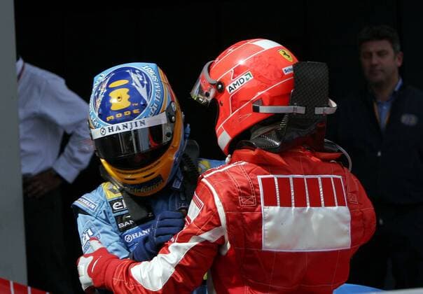 Der zweitplatzierte Fernando Alonso (Spanien Renault, li.) gratuliert Michael Schumacher (Deutschland Ferrari) zum Sieg beim GP von Europa 2006 Motorsport Grand Prix Herren Großer Preis von Europa 2006, Formel 1 Weltmeisterschaft, F1, F, GP, WM Gruppe Nürburgring Nürburg