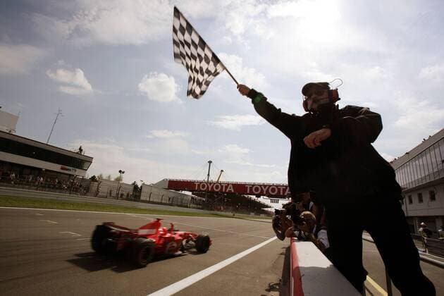 Michael Schumacher (Deutschland Ferrari) bekommt beim GP von Europa 2006 als erster die Zielflagge gezeigt Motorsport Grand Prix Herren Großer Preis von Europa 2006, Formel 1 Weltmeisterschaft, F1, F, GP, WM Gruppe Nürburgring Nürburg
