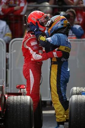 Der zweitplatzierte Fernando Alonso (Spanien Renault, re.) gratuliert Michael Schumacher (Deutschland Ferrari) im Parc Ferme zum Sieg beim GP von Europa 2006 Motorsport Grand Prix Herren Großer Preis von Europa 2006, Formel 1 Weltmeisterschaft, F1, F, GP, WM Gruppe Nürburgring Nürburg Freude,