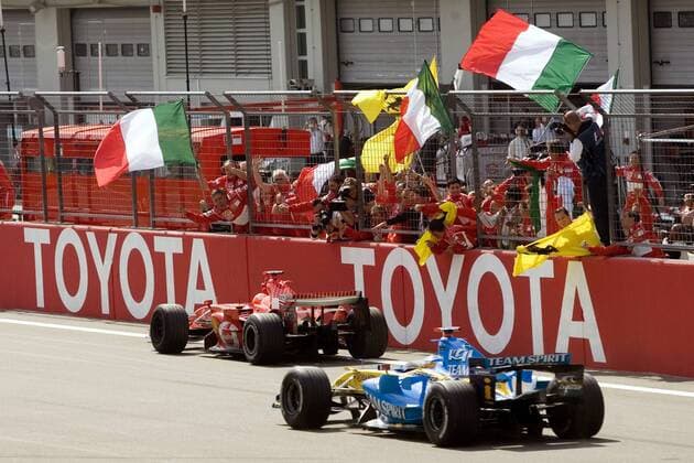 Michael Schumacher (Deutschland Ferrari) gewinnt den GP von Europa 2006 vor Fernando Alonso (Spanien Renault) , Motorsport Grand Prix Herren Großer Preis von Europa 2006, Formel 1 F1, F, GP, WM Fahnen Totale Nürburgring Nürburg Nationalfahne, Nationalfahnen, Flagge Begeisterung, Freude,