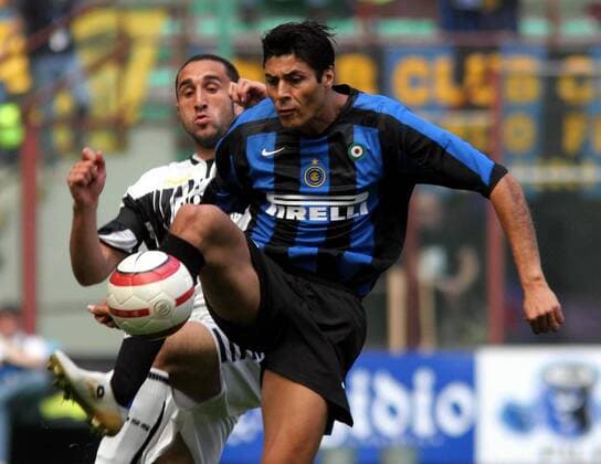 Julio Ricardo Cruz (Inter, re.) gegen Cristian Molinaro (Siena) -  Fußball Herren Serie A 2005 2006, 1. Italienische Liga, FC Internazionale Mailand - AC Siena 1:1 Gruppe Mailand Dynamik,