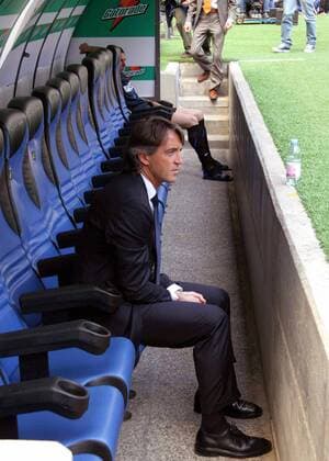 Trainer Roberto Mancini (Inter) nachdenklich auf der Bank -  Fußball Herren Serie A 2005 2006, 1. Italienische Liga, FC Internazionale Mailand Einzelbild Mailand Nachdenklichkeit,